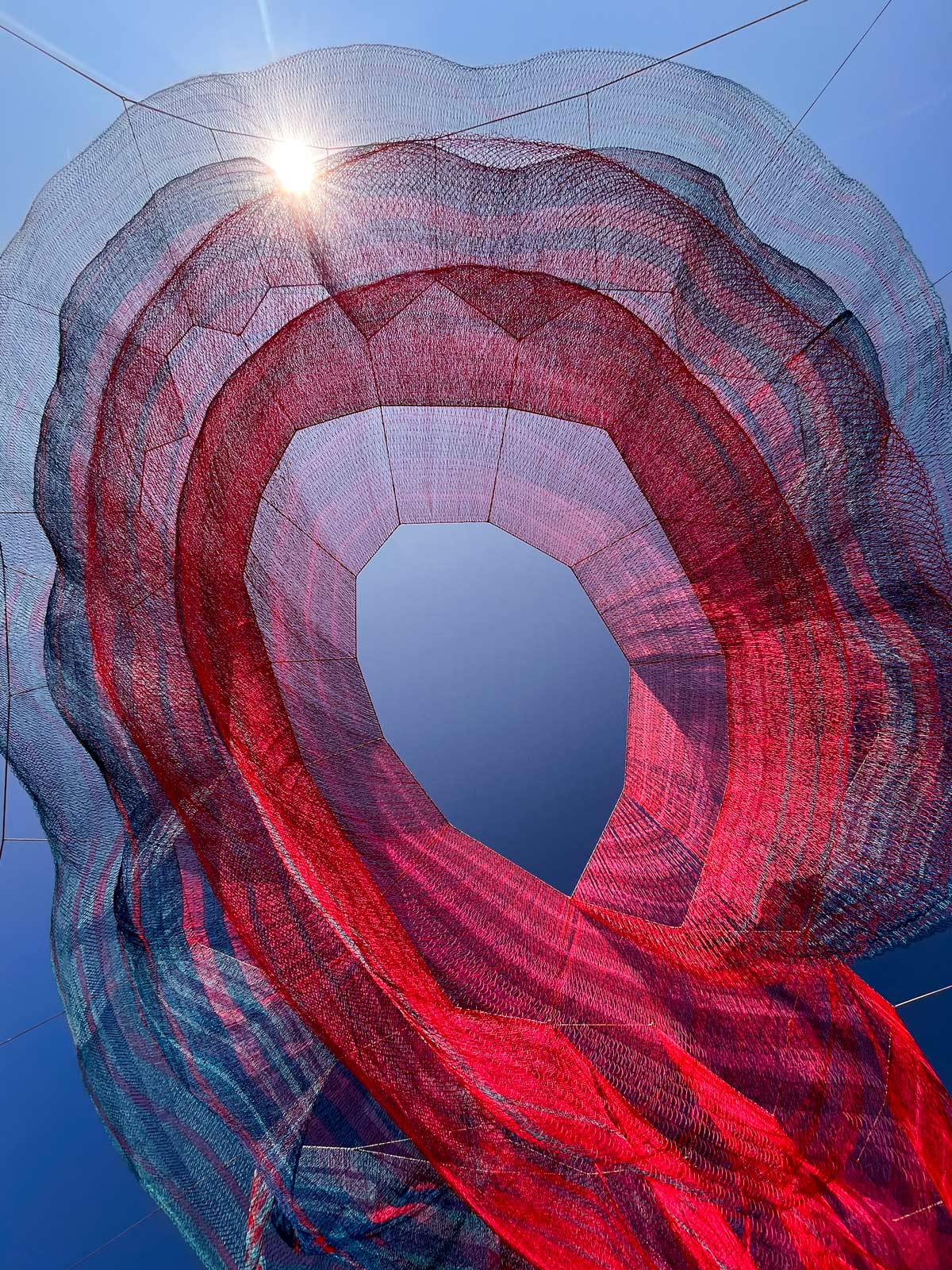 Zartfarbiges Wolkenobjekt an der Konstablerwache von Janet Echelman.