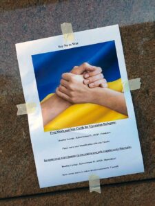 Zettel mit Angebot für Geflüchtete aus der Ukraine