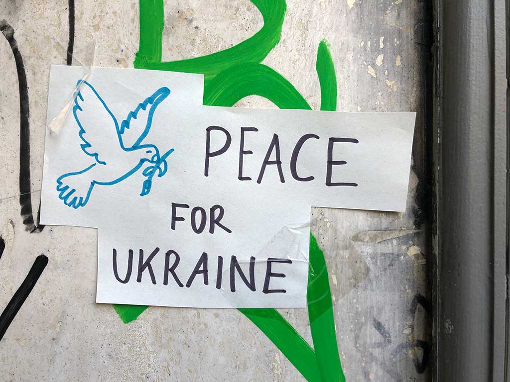 Zettel mit Friedenstaube und Botschaft Peace for Ukraine