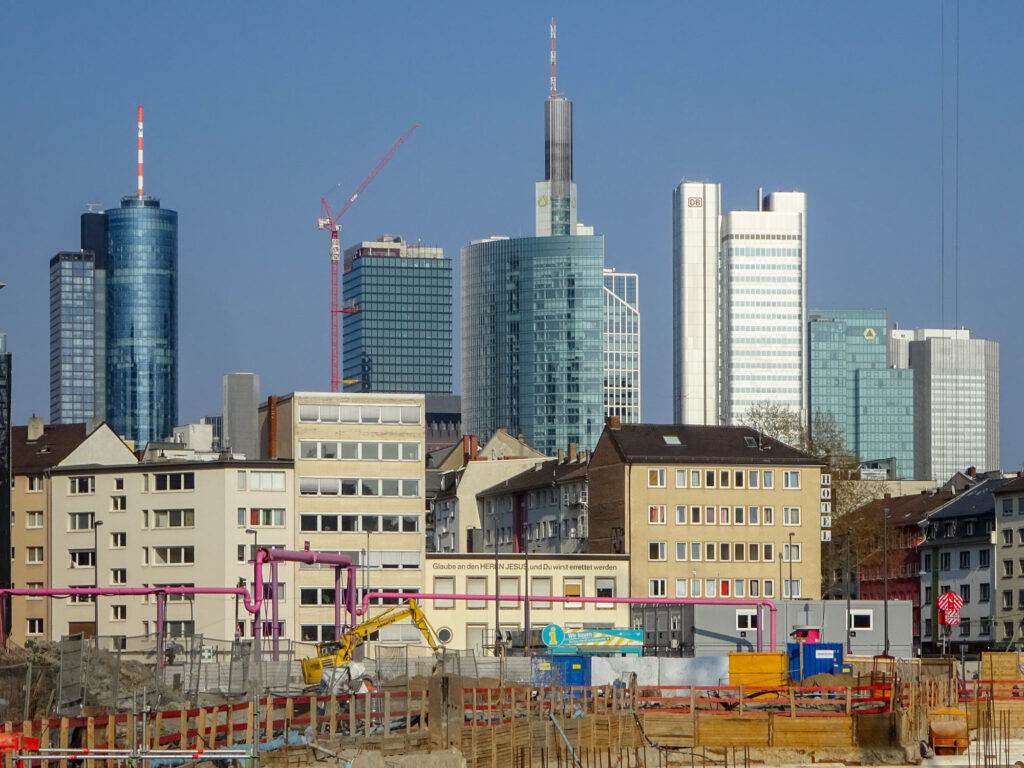 Zitat aus dem Neuen Testament an Gebäude in Frankfurt: „Glaube an den HERRN JUSUS, und Du wirst errettet werden“