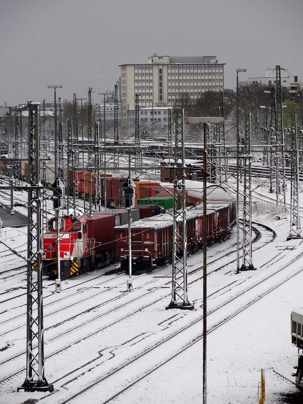 Züge im Schnee unter der Ratswegbrücke