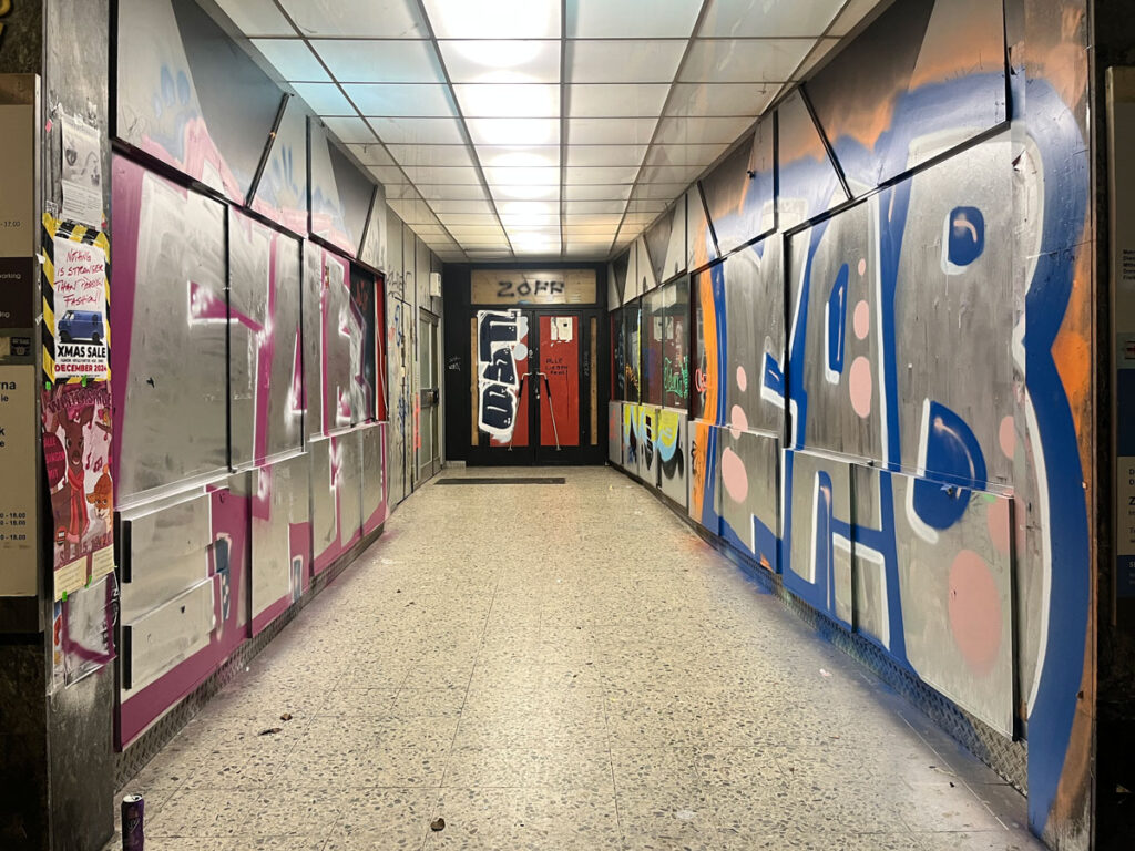 Zugangsbereich des Hauses. in dem sich früher das Berger Kino befand.