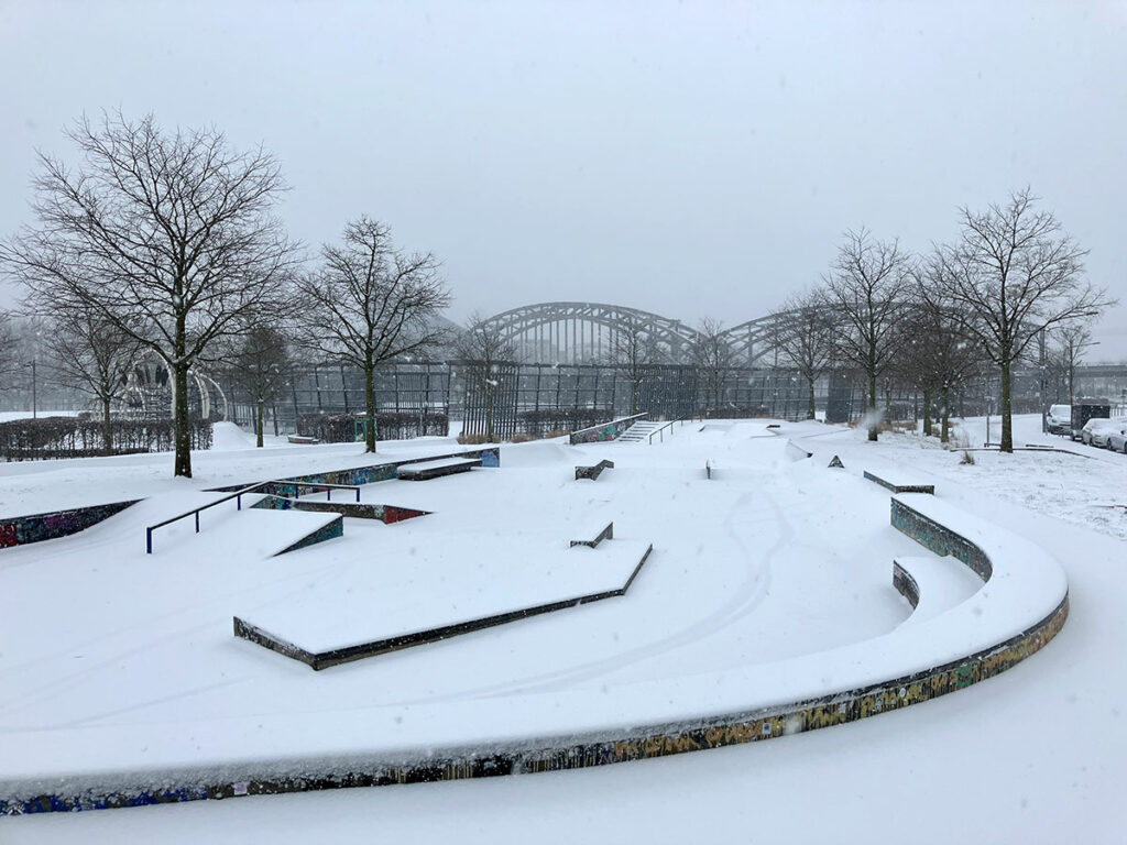 Zugeschneite Skate-Anlage im Hafenpark in Frankfurt